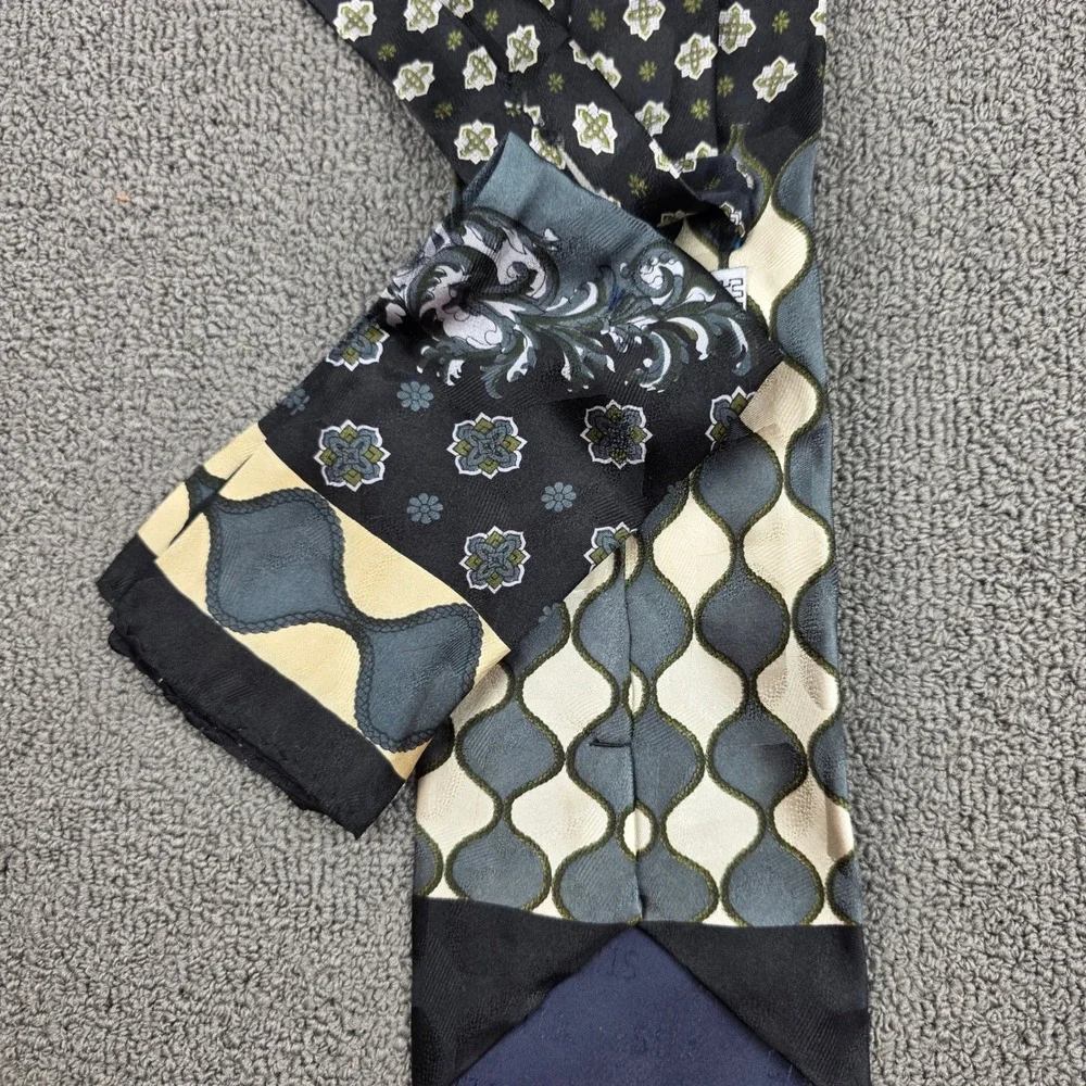Georgio Gentelli Uomo Necktie Mens Black Baroque Medallion Silk Hand Made OS